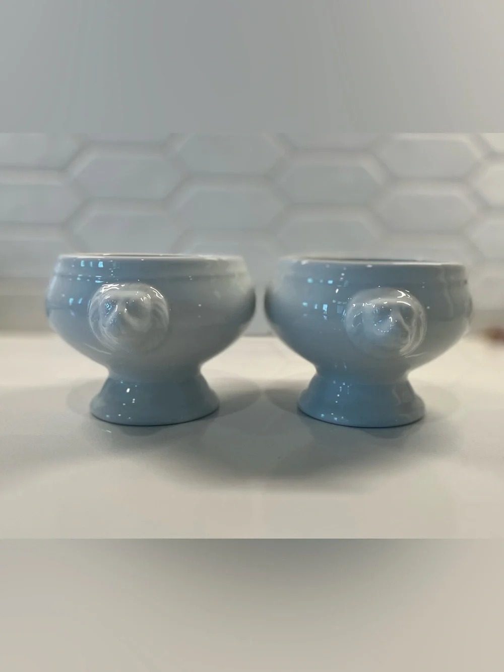 Sur la table white Lions Head Footed Bowls
